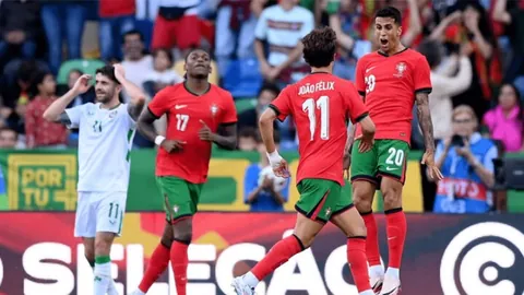 “曼联核心小麦：倒钩神技磨砺有成，力保红魔防线固若金汤！”